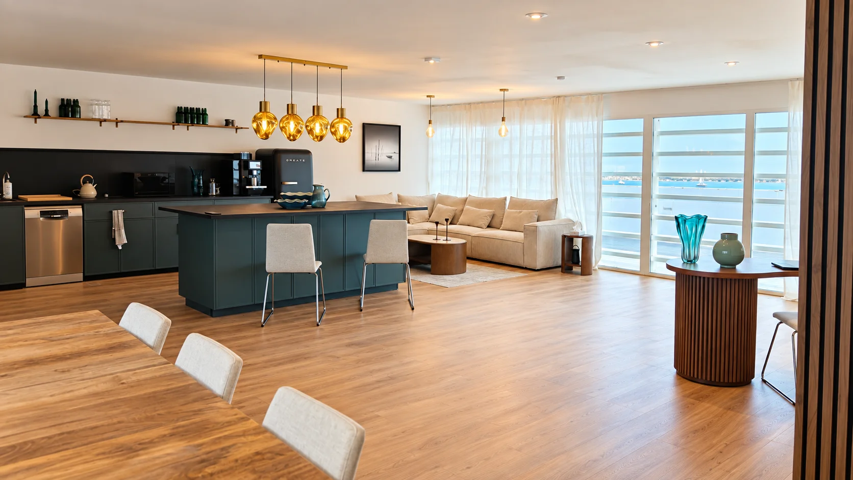 Cuisine équipée et espace lounge lumineux avec vue sur le Bassin